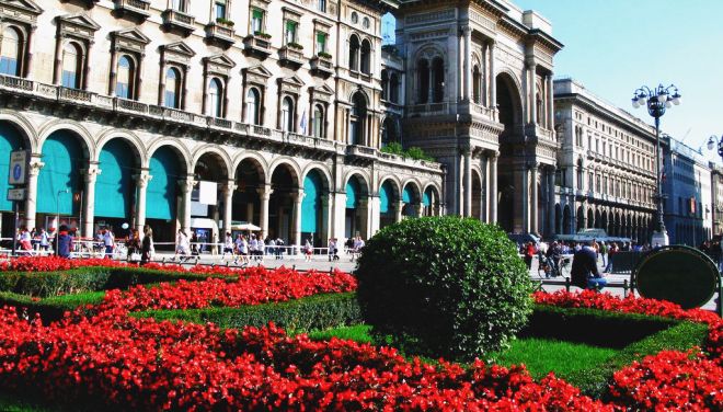 Duomo_square_Milan_Italy_896