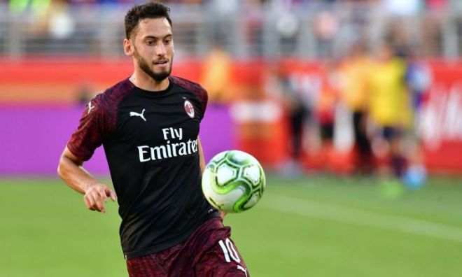 calhanoglu.milan.2018.19.controllo.750x450