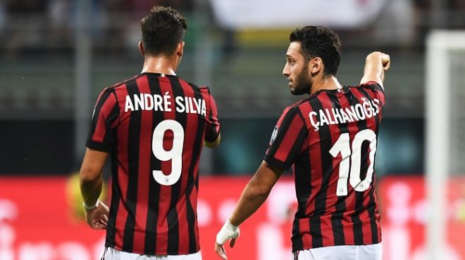 andre-silva-calhanoglu-milan-agosto-2017