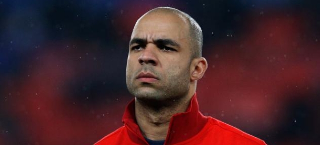 hi-res-163393614-alex-of-psg-looks-on-prior-to-the-round-of-16-uefa_crop_north