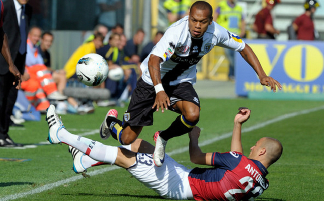 Jonathan+Biabiany+Luca+Antonelli+Parma+FC+eXWMfpUIt7Ml.jpg (594-440)