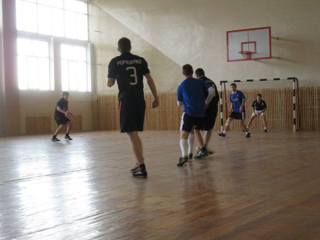 После передачи Эдика пробиваю в дальний угол.