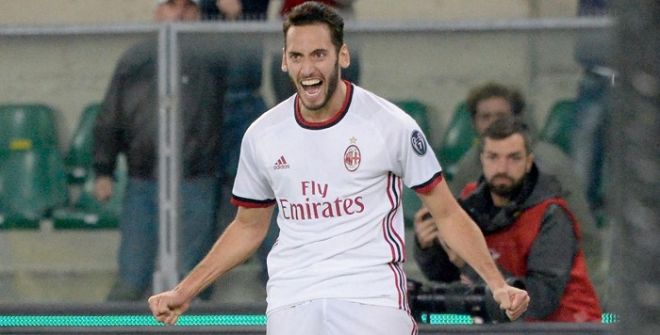 calhanoglu.milan.2017.18.pugni.1400x840